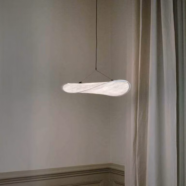 New Works Lampada LED a sospensione Tense di Works, Ø 55 cm, bianca, dimmerabile Tense,, Bianco / Opale, Soggiorno / Sala da pranzo, Tessuto / Stoffa / Seta, Scandinavo