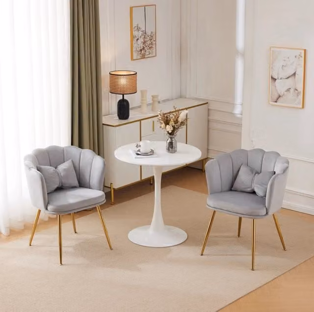 Set di 2 poltroncine ULEVR in velluto grigio con schienale a petalo, cuscini e gambe in metallo dorato