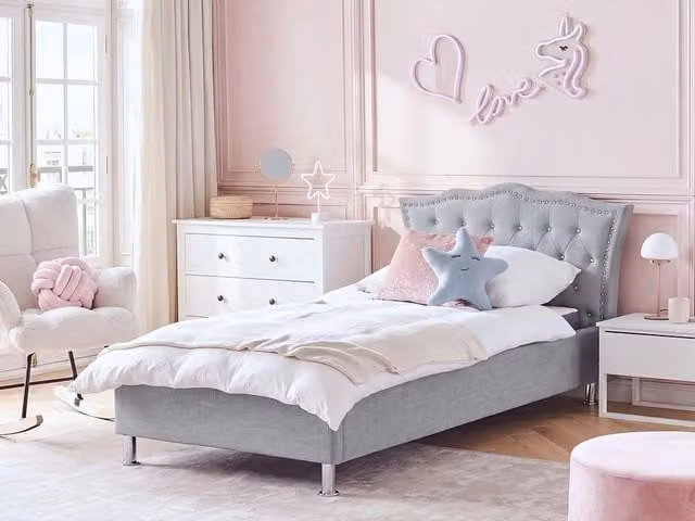 Letto singolo Beliani in tessuto imbottito grigio con decorazione a bottoni di cristallo e rete a doghe in legno, L/P/H: 90 x 200 cm – 1