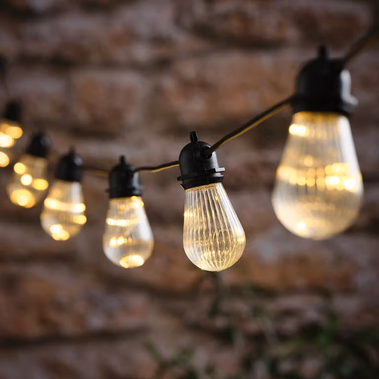Catena luminosa da 2,7 metri, con 10 lampadine a LED bianco caldo, alimentata a batteria, con timer