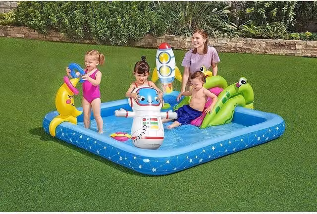 Trade Shop Play Center Piccolo Astronauta Gonfiabile Multicolore con Scivolo e Spruzzo L: 239 cm, P: 206 cm, H: 86 cm
