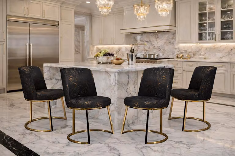 Eleganti sedie decorative in velluto nero con dettagli dorati