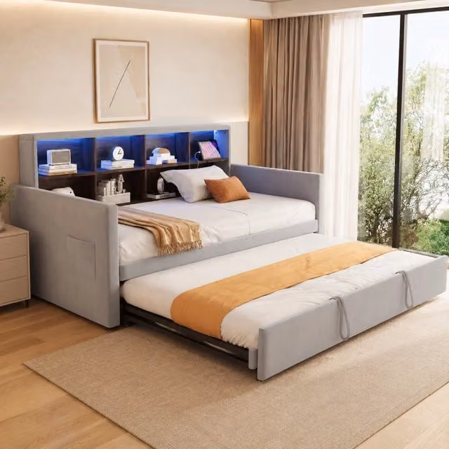 Letto imbottito estraibile MODFU in velluto grigio con testiera contenitore, illuminazione LED, prese USB e scomparti laterali, L/P: 90 x 190 cm