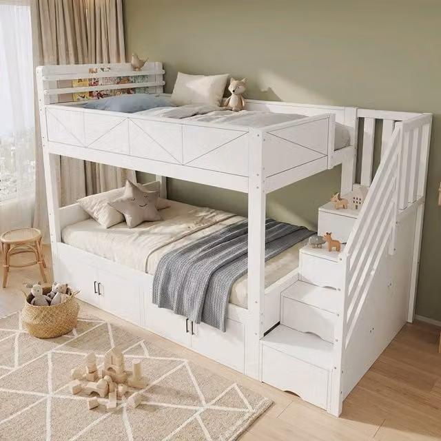 Letto a castello bianco 90×200 cm con scala contenitore, armadi sotto il piano inferiore, sponde di protezione e mensola porta-libri