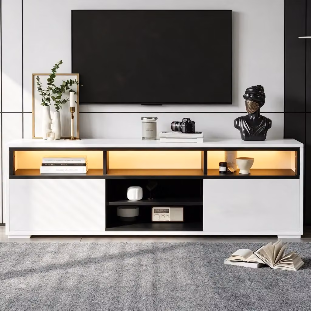Mobile porta TV OKWISH moderno con illuminazione LED integrata, finitura lucida bianca, 2 ante e vani aperti, L: 150 cm, P: 35 cm, H: 50 cm – 2