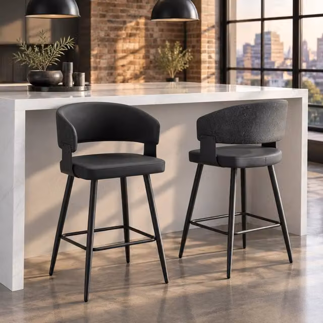 Sedia da pranzo imbottita con schienale e braccioli, struttura in metallo nero, design minimalista
