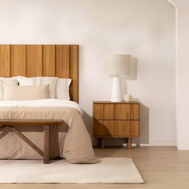 Comodino Sandoli Banak in legno massiccio di araucaria marrone moderno