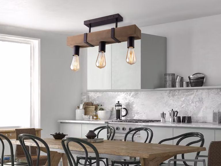Insolita plafoniera di design industriale vintage a tre luci con travi in legno