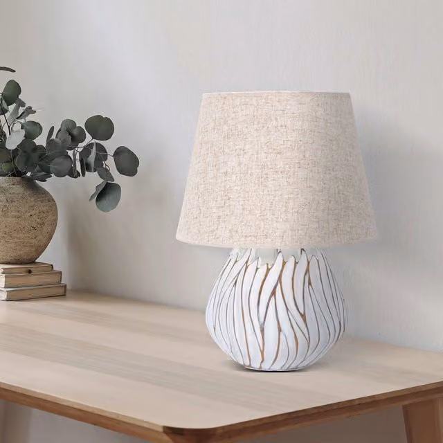 Lampada da tavolo Baka in ceramica e tessuto, disponibile nei colori bianco o beige, con lampadina E27 sostituibile – 1