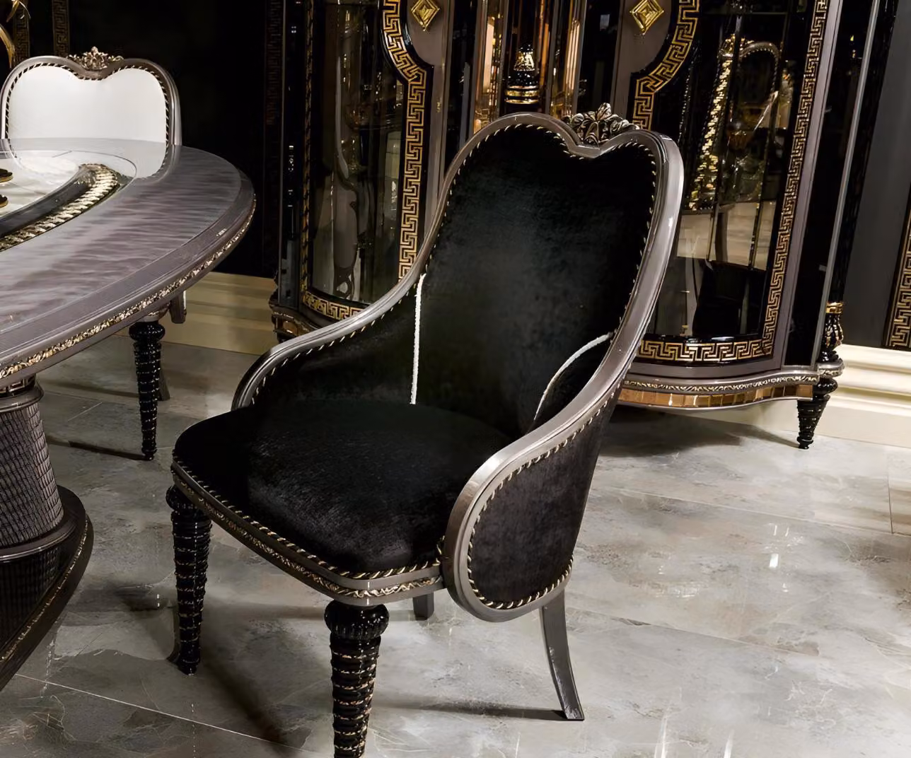 Schwarzer Holzstuhl im eleganten Design für Zuhause Büro Café