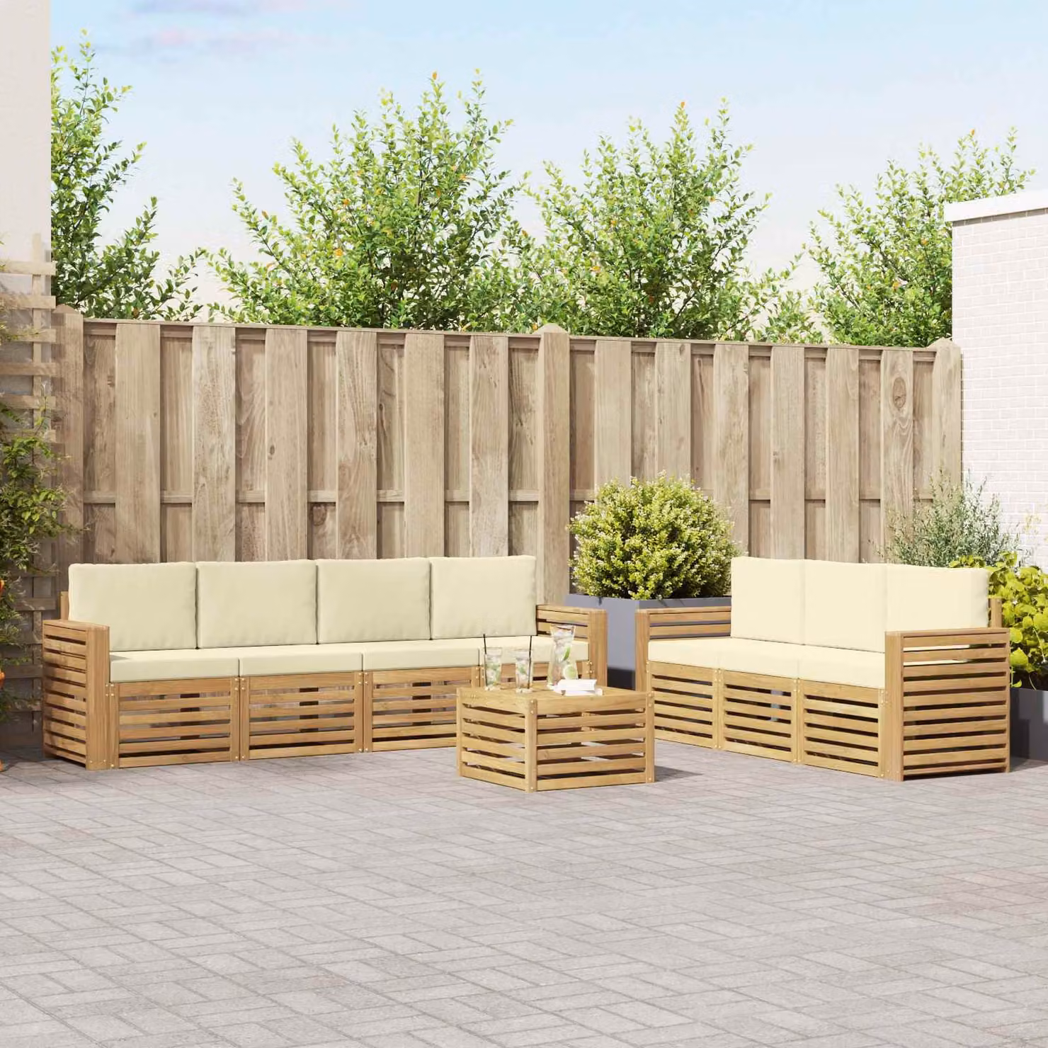 Set divani da giardino vidaXL 8 pezzi a forma di L in legno di acacia con cuscini bianchi e beige e tavolino da caffè da esterno