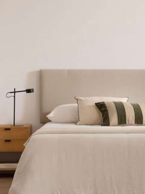 Testiera imbottita Kina Kenay Home colore perla per camera da letto