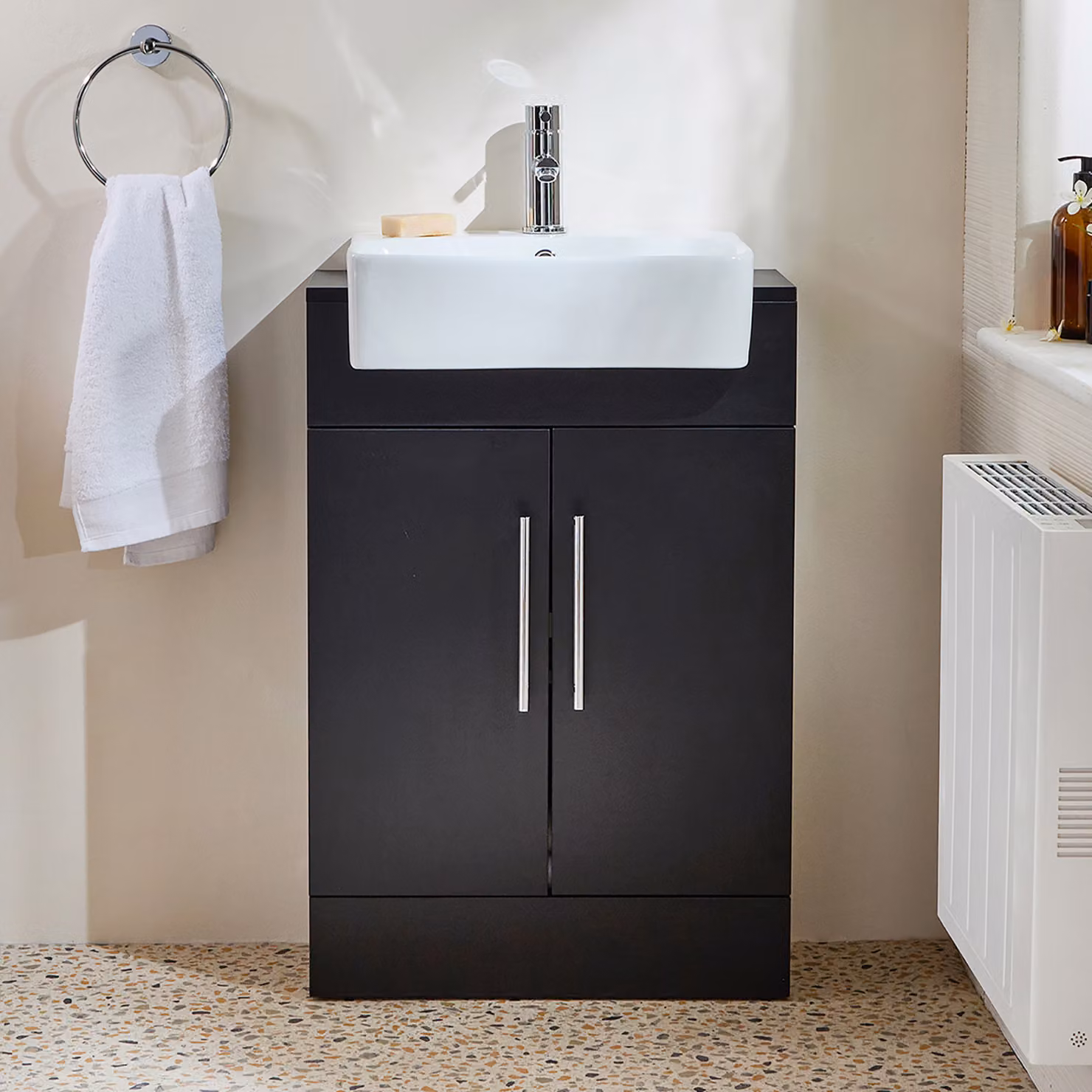 Mobile Bagno a Terra Grigio Nero da 550mm con Lavabo e Maniglie con Barra a T Cromate - Cluo