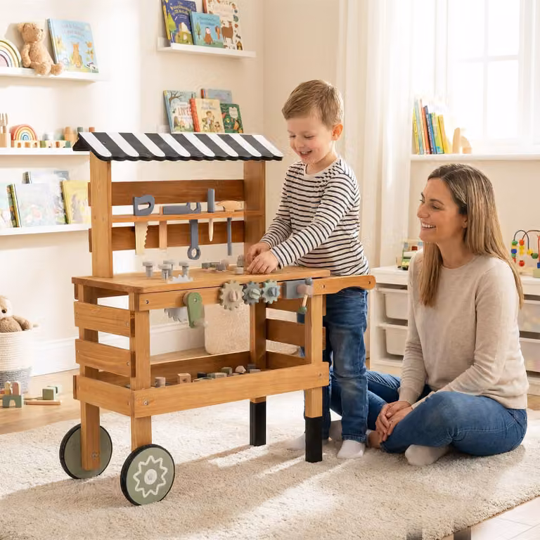 Carrello 2 in 1 Costway in legno marrone con banco da lavoro e accessori per bambini
