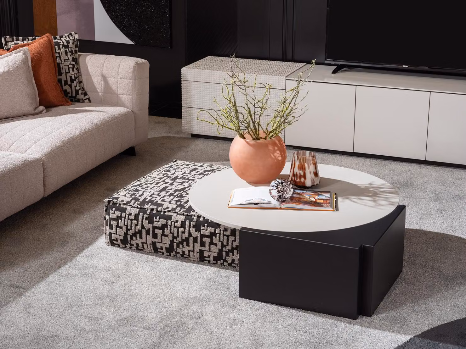 Eleganter Beigefarbener Couchtisch aus Holz Modernes Design