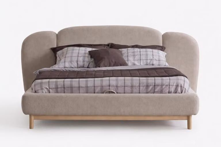 Letto imbottito dalle linee morbide, con gambe in legno e dal design moderno