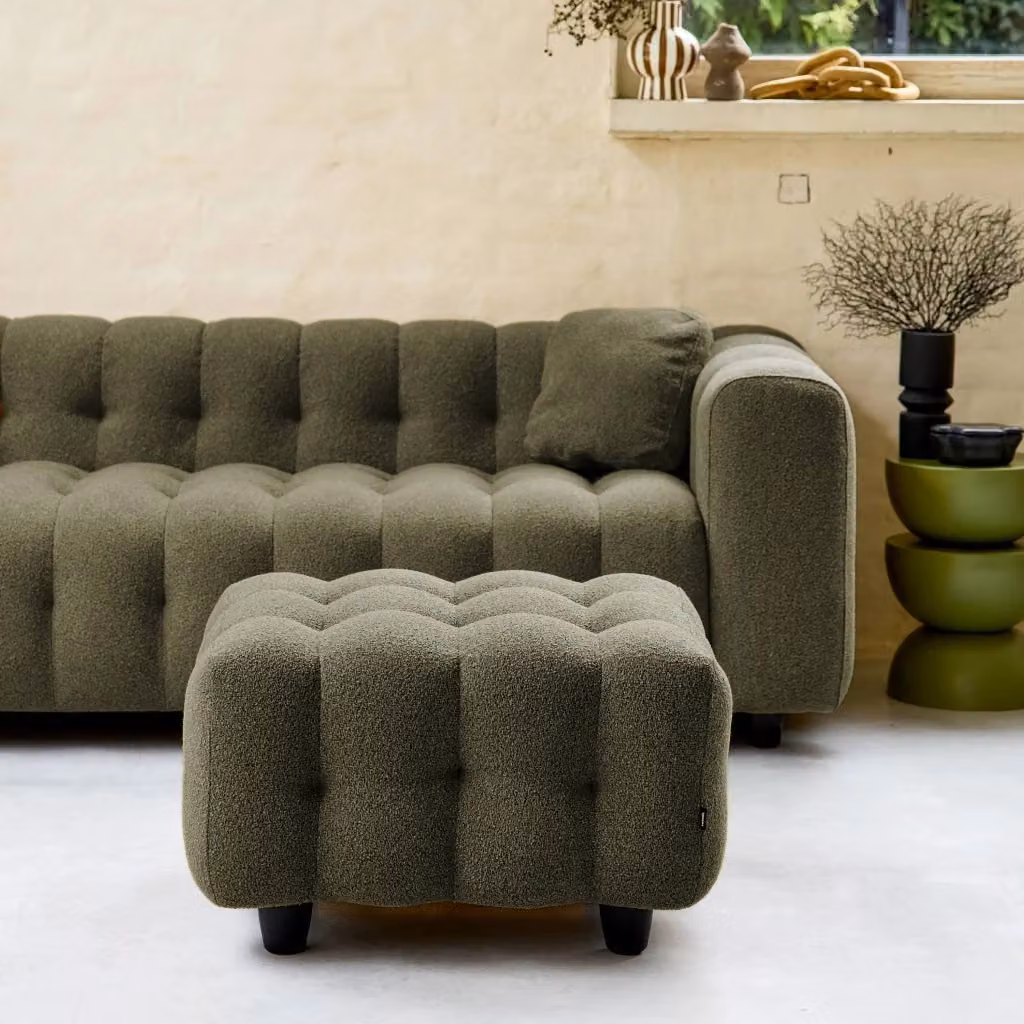Poggiapiedi Sweeek in tessuto boucle verde con struttura in legno di pino, L: 78 cm, P: 70 cm, H: 48 cm – 2