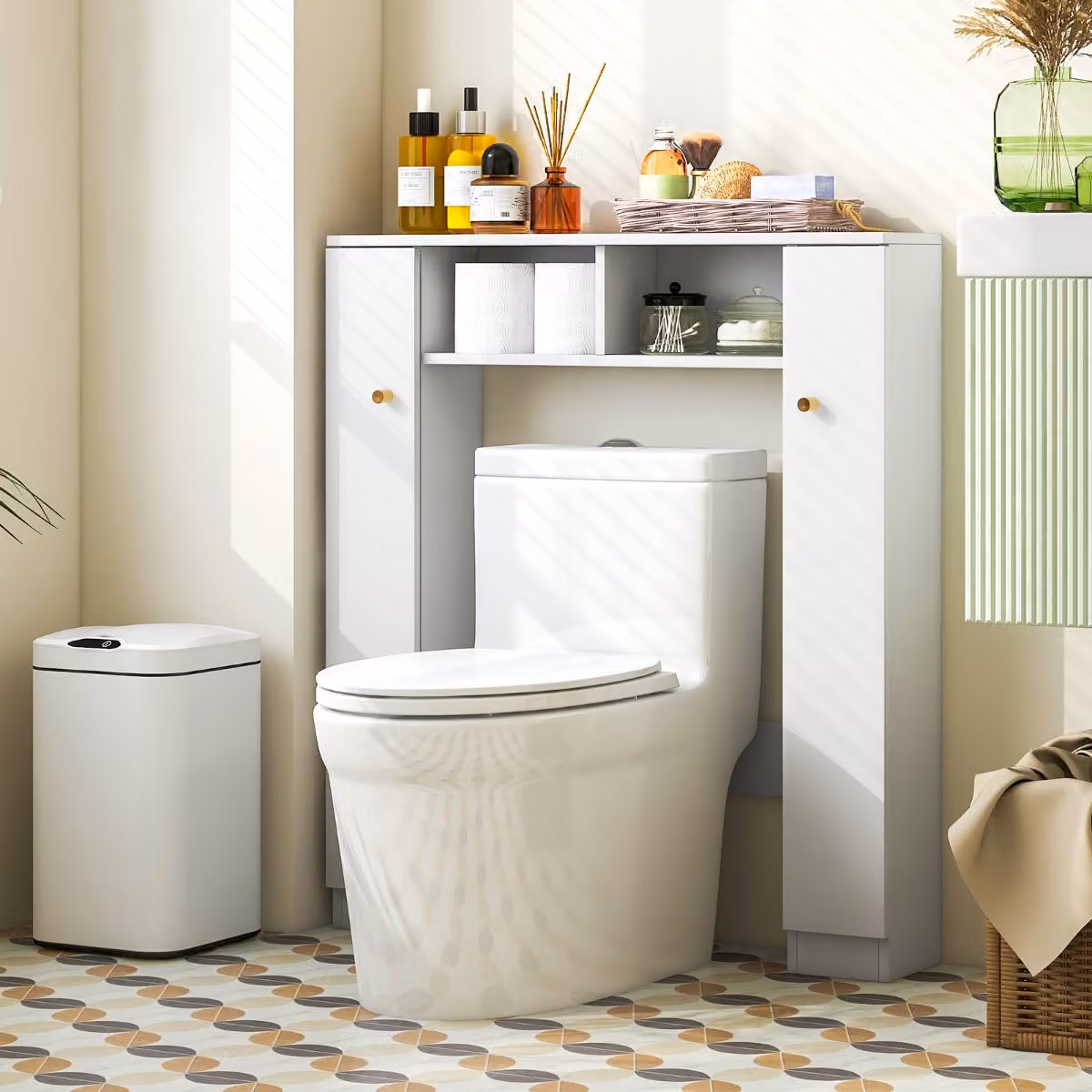Scaffale sopra WC Costway con doppia anta, 2 scomparti aperti e 4 ripiani regolabili, Mobile a ponte per bagno Bianco