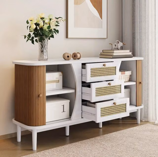 Credenza 140.5x40x76 cm con 3 cassetti in rattan e ripiani regolabili in MDF e truciolato bianco e naturale