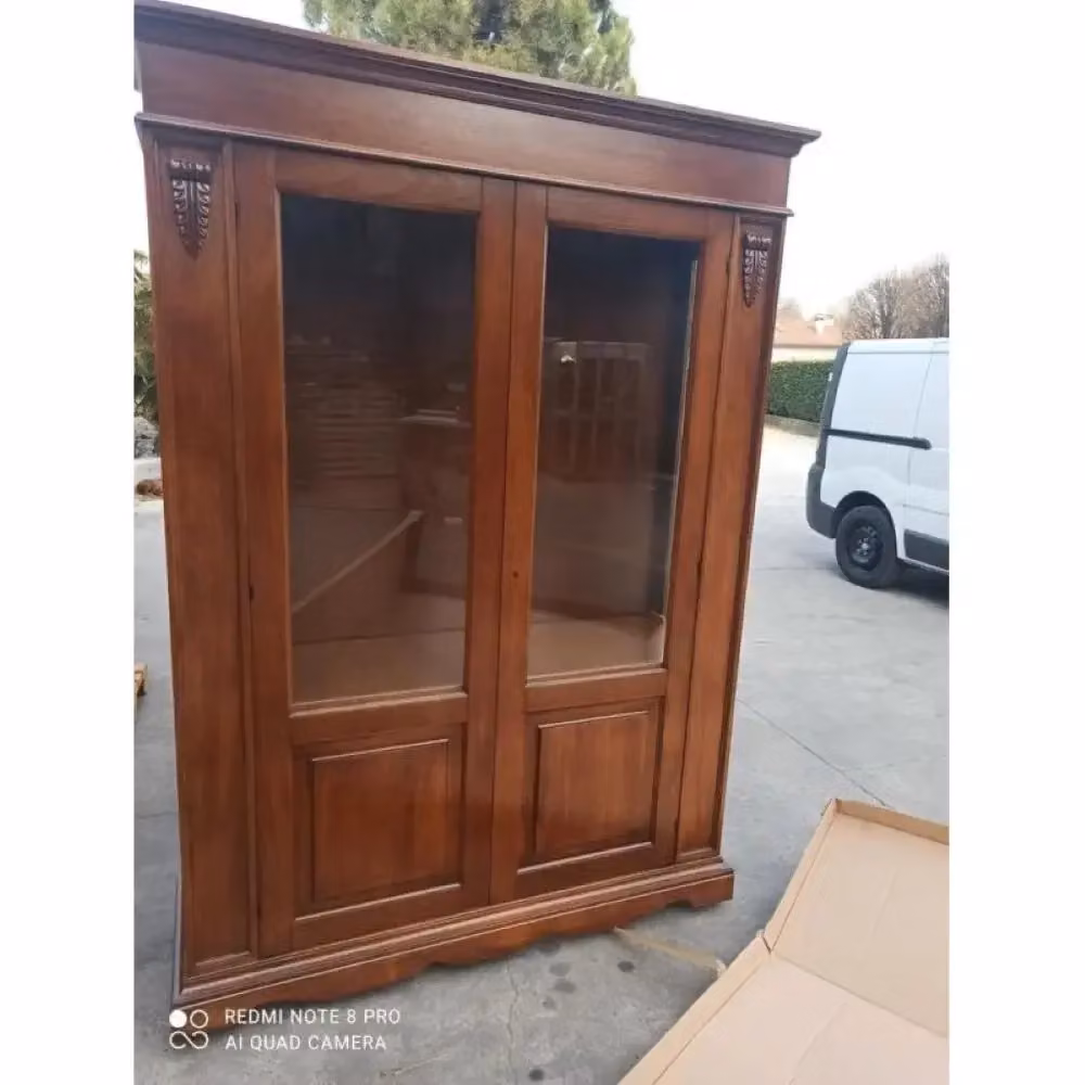 Vetrina Shopinnovativo in stile arte povera con 2 ante in vetro e 4 ripiani, realizzata in legno massello e MDF con finitura noce, L: 155 cm, P: 48 cm, H: 210 cm – 2