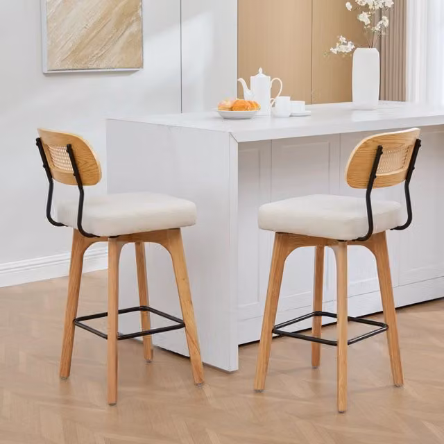 Set di 2 sgabelli da bar girevoli a 360 gradi MIVRAY in ciniglia beige con schienale in rattan e struttura in metallo nero L/P/H: 44 x 42 x 96 cm