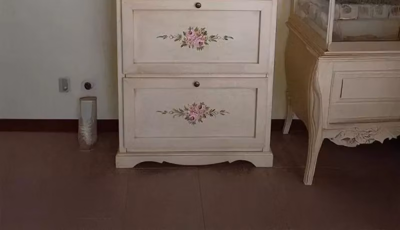 Scarpiera Mobili 2G in legno shabby chic con 3 ante ribalta, colore avorio anticato e dettagli oro, L: 79 cm, P: 30 cm, H: 130 cm – 1
