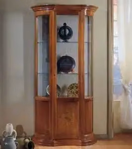Vetrina Euro KIVIO in legno di tiglio con ante in vetro e intarsio floreale, colore noce scuro, H: 196 cm, L: 90 cm, P: 33 cm