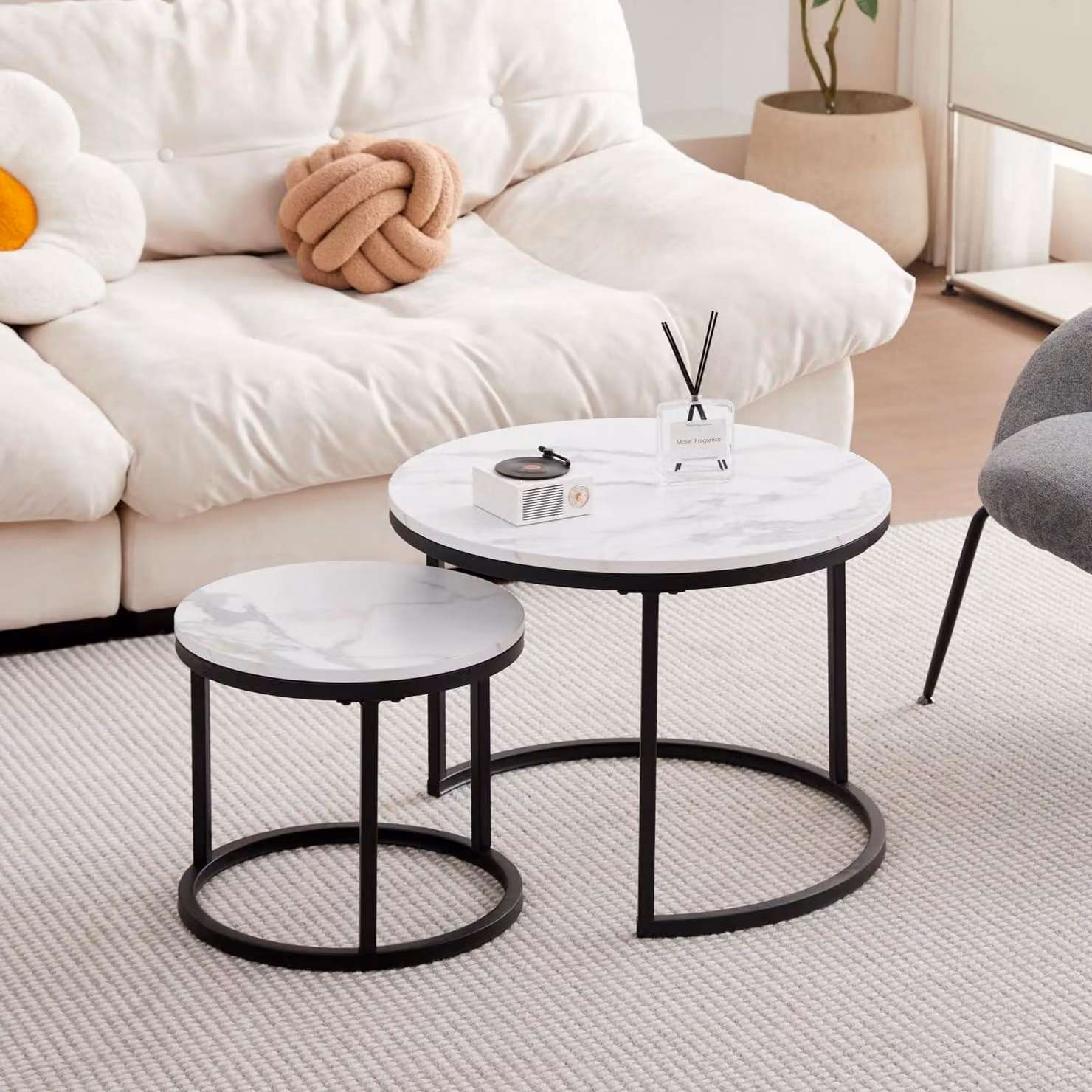 Set di tavolini da caffè rotondi, impilabili, effetto marmo, bianco e nero, dimensioni 60x45 cm e 40x35 cm