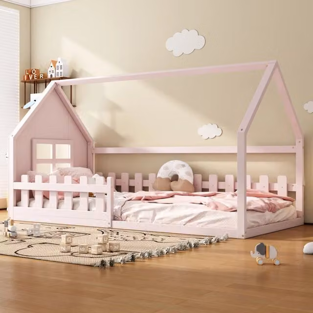 Letto per bambini a forma di casa 90×200 cm rosa, in legno di pino e MDF, con testiera e pediera a casetta e rete a doghe