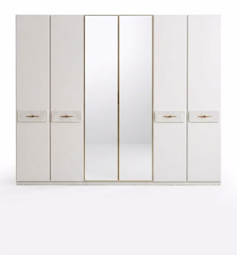 Armadio beige moderno con ante a battente e specchio