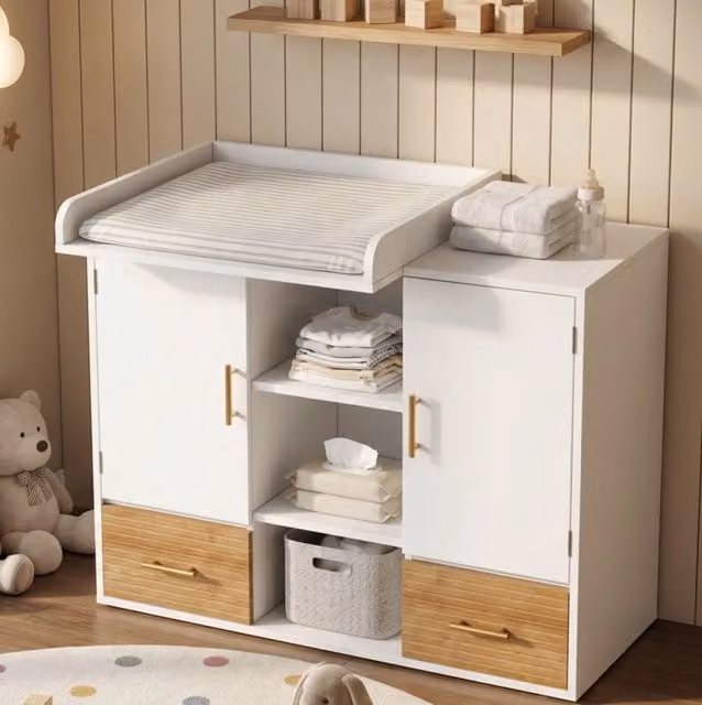 Mobile fasciatoio ULEVR 114x53x92 cm con sponda removibile, 2 cassetti, ante e ripiani, naturale e bianco