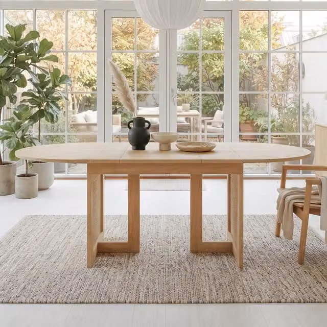 Tavolo allungabile per 6-8 persone con bordi arrotondati e gambe con rattan, e piano in MDF rovere, 150/200 × 90 cm