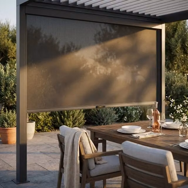 Parete laterale con zanzariera in alluminio grigio per pergola bioclimatica Tony di Bob Gardens