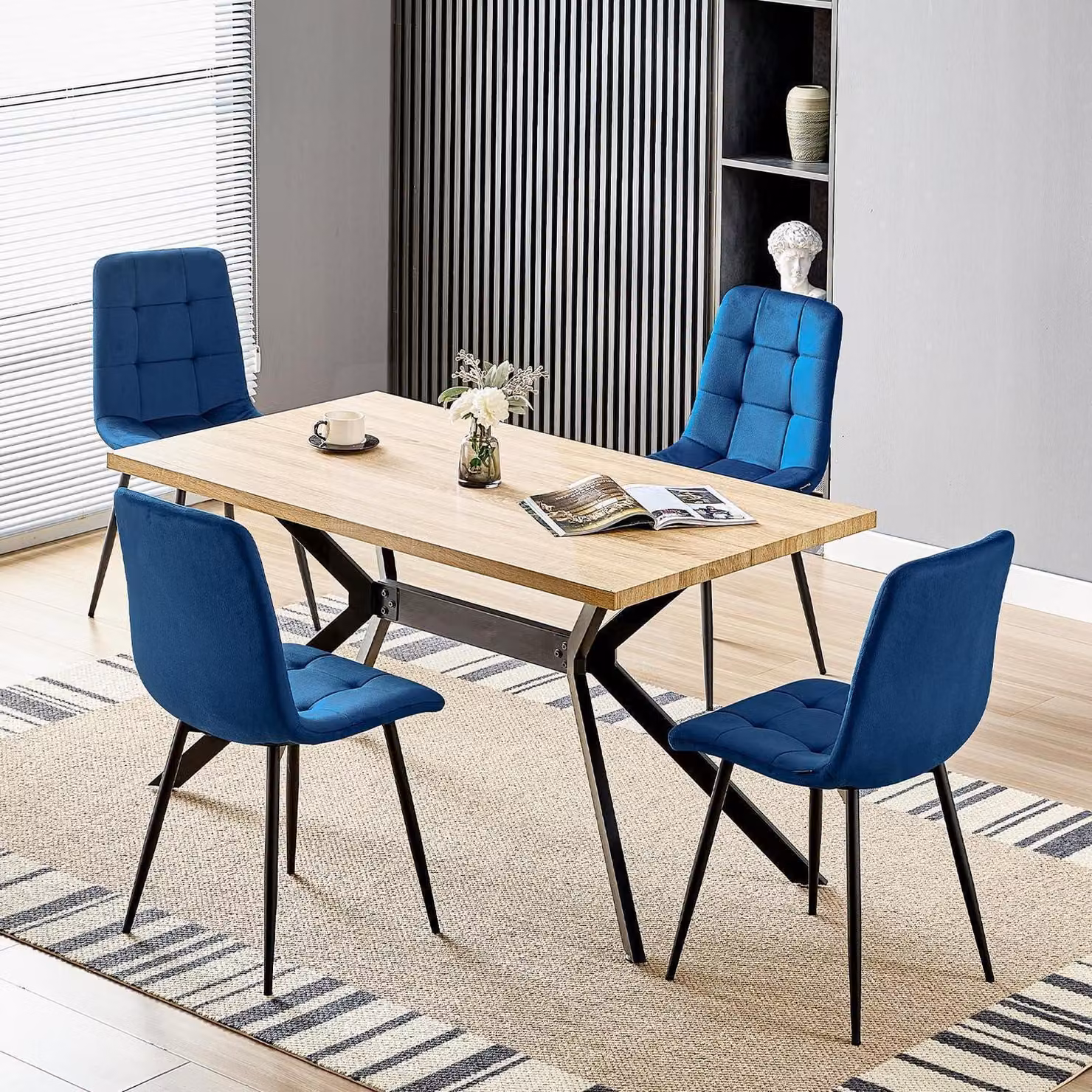 Set da pranzo con tavolo rettangolare in legno (140x80 cm), 4 sedie, rivestimento in velluto blu scuro, gambe in metallo