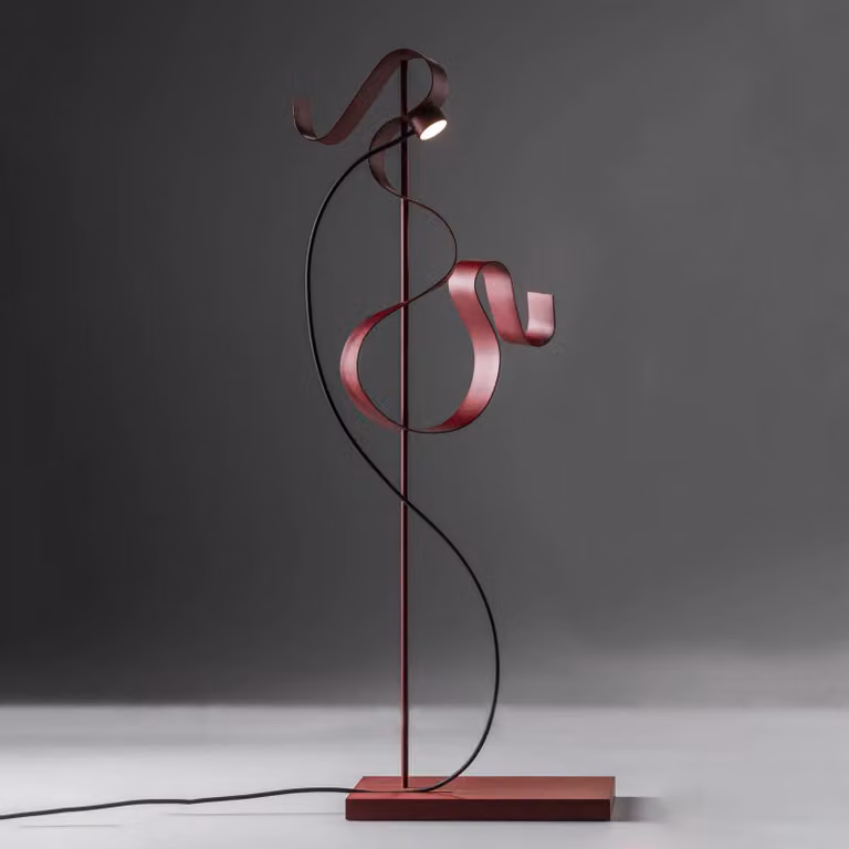Knikerboker Lampada da tavolo a LED CURVE, Rosso, Soggiorno / Sala da pranzo, Metallo, Moderno, Lampada da tavolo LED