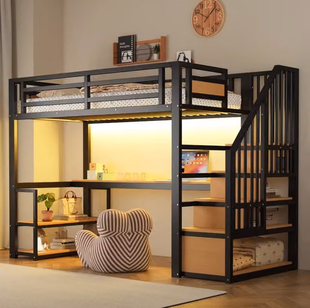 Letto a soppalco 90x200 cm con scala contenitore; scrivania e scaffali in metallo nero