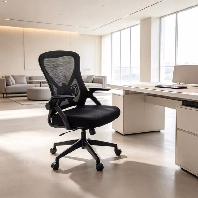 Sedia da ufficio girevole moderna in tessuto nero con braccioli e struttura in metallo e plastica per home office