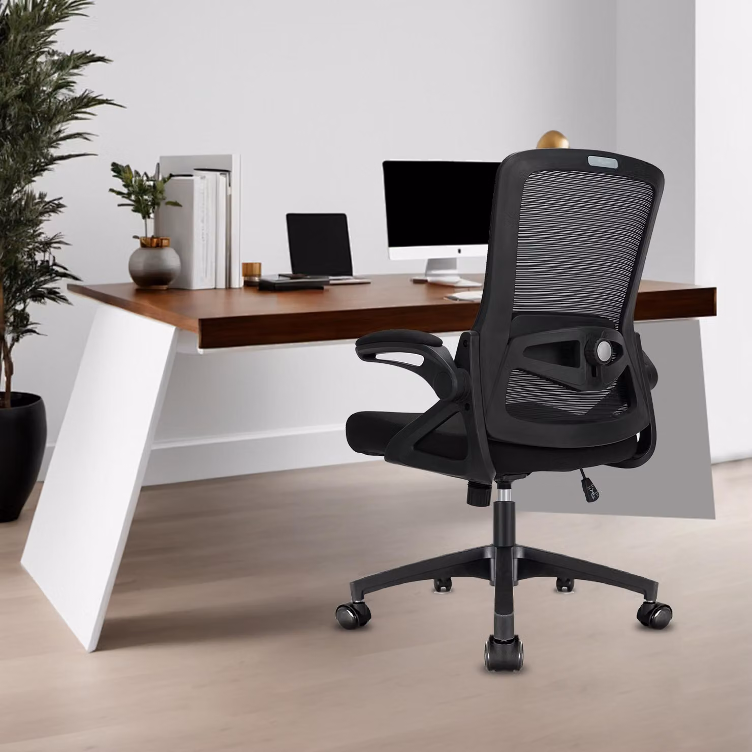 Sedia da ufficio ergonomica, nera, con struttura in plastica e regolabile in altezza