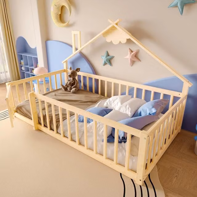 Letto a forma di casa ULEVR 90x190 cm in pino e MDF naturale con sponda di sicurezza alta 32 cm e chiusura