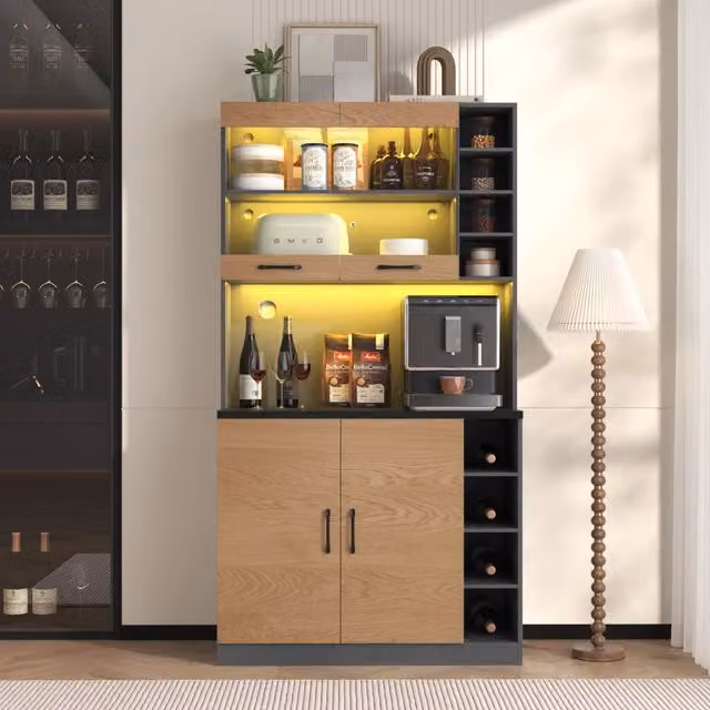 Mobile da cucina 100x47x187 cm in legno, buffet con illuminazione LED e passacavi. Mobile alto freestanding con ripiani laterali regolabili e ampio spazio per microonde.