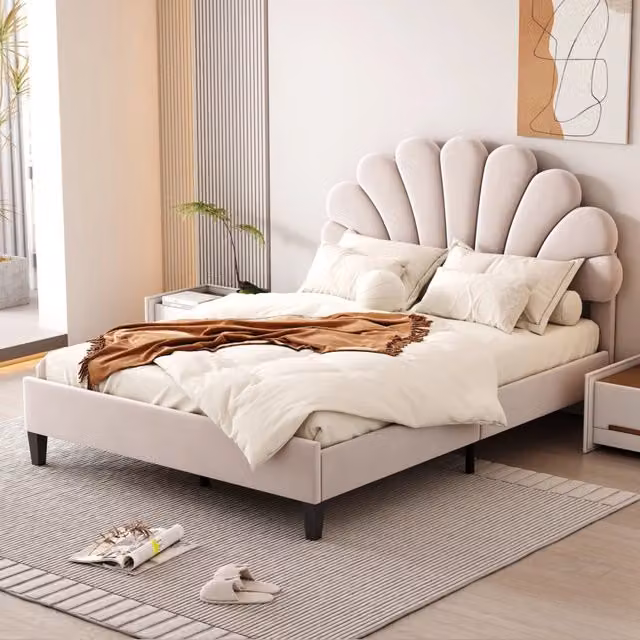 Letto matrimoniale 140x200 cm; testiera floreale e rete a doghe; velluto; beige (Senza materasso)