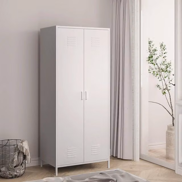 Armadio per guardaroba Seinäjoki en.casa in acciaio bianco con ante a battente e ripiani interni, H 180 x L 76 x P 50 cm