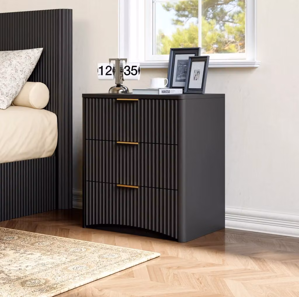 Comodino MODFU nero in MDF con 3 cassetti, maniglie dorate e chiusura ammortizzata L: 58 cm, P: 38 cm, H: 64 cm – 2