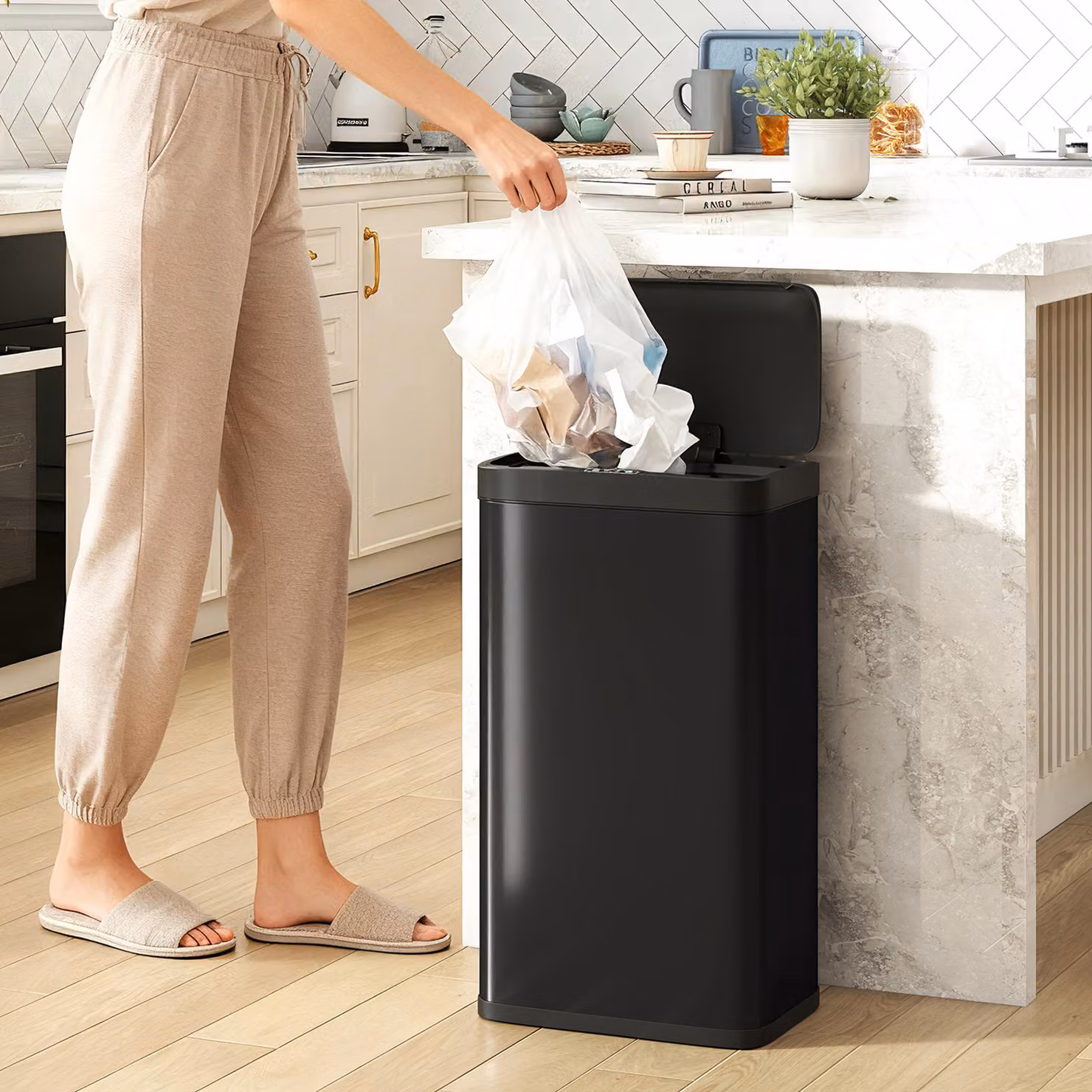 Cestino per rifiuti automatico HOMCOM con sensore a infrarossi e contenitore interno rimovibile, Nero, L: 38 cm, P: 25.5 cm, H: 67.5 cm – 2