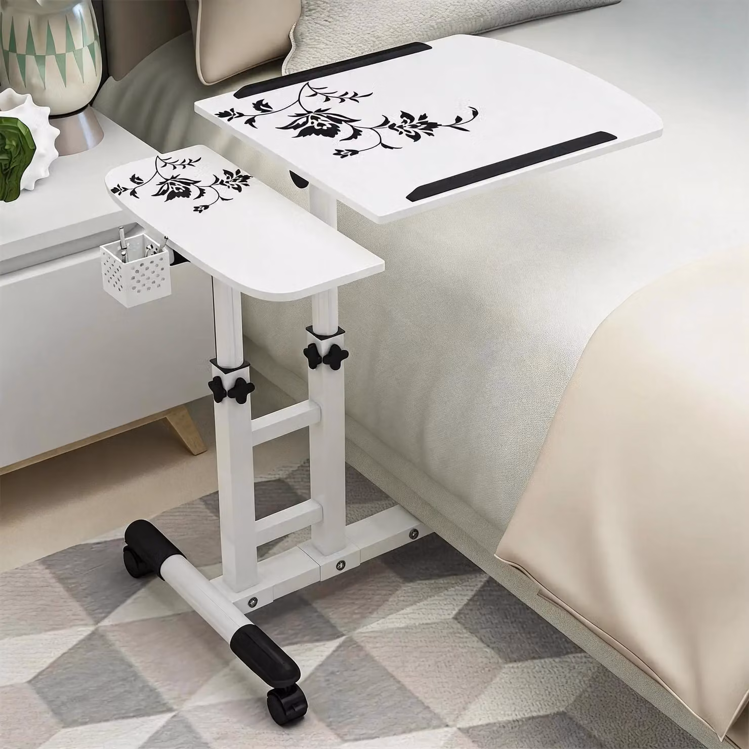 Tavolo regolabile in altezza con rotelle - Scrivania portatile per laptop con rotelle - Regolazione manuale dell'altezza - Piano del tavolo diviso e inclinabile - Postazione di lavoro mobile per computer - Bianco