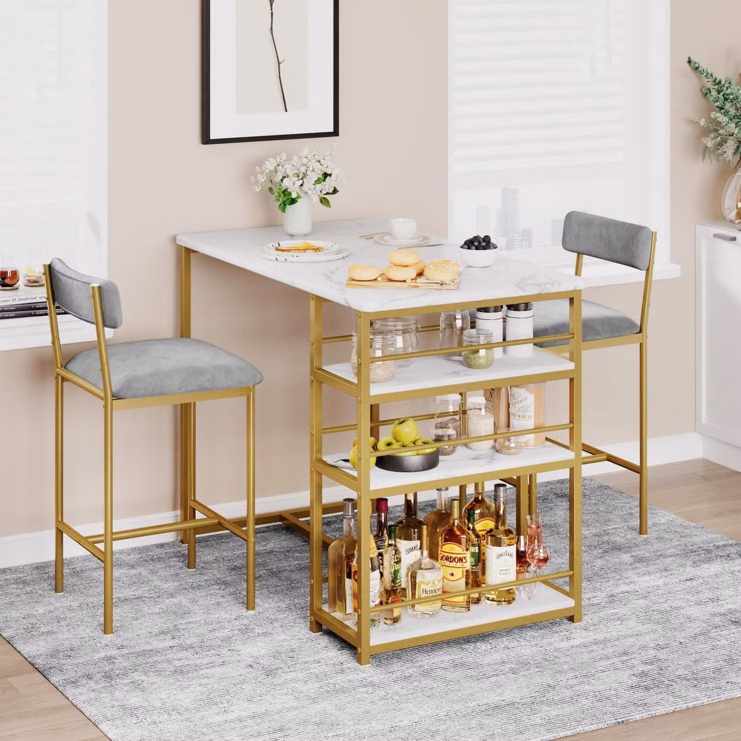 Set da bar composto da un tavolino con 2 sgabelli e 3 ripiani, color oro bianco e grigio velluto, realizzato in MDF e metallo