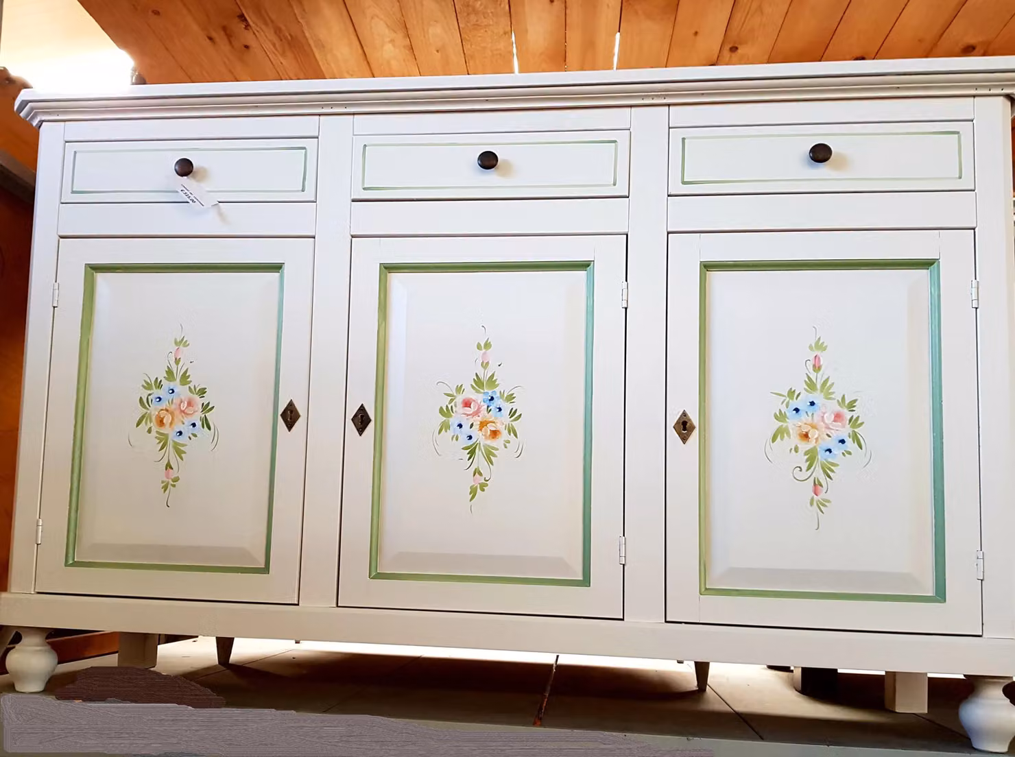 Madia credenza Napoletana Mobili 2G con 3 ante, bianco con decori e profili verdi, L: 150 cm, P: 43 cm, H: 98 cm – 2
