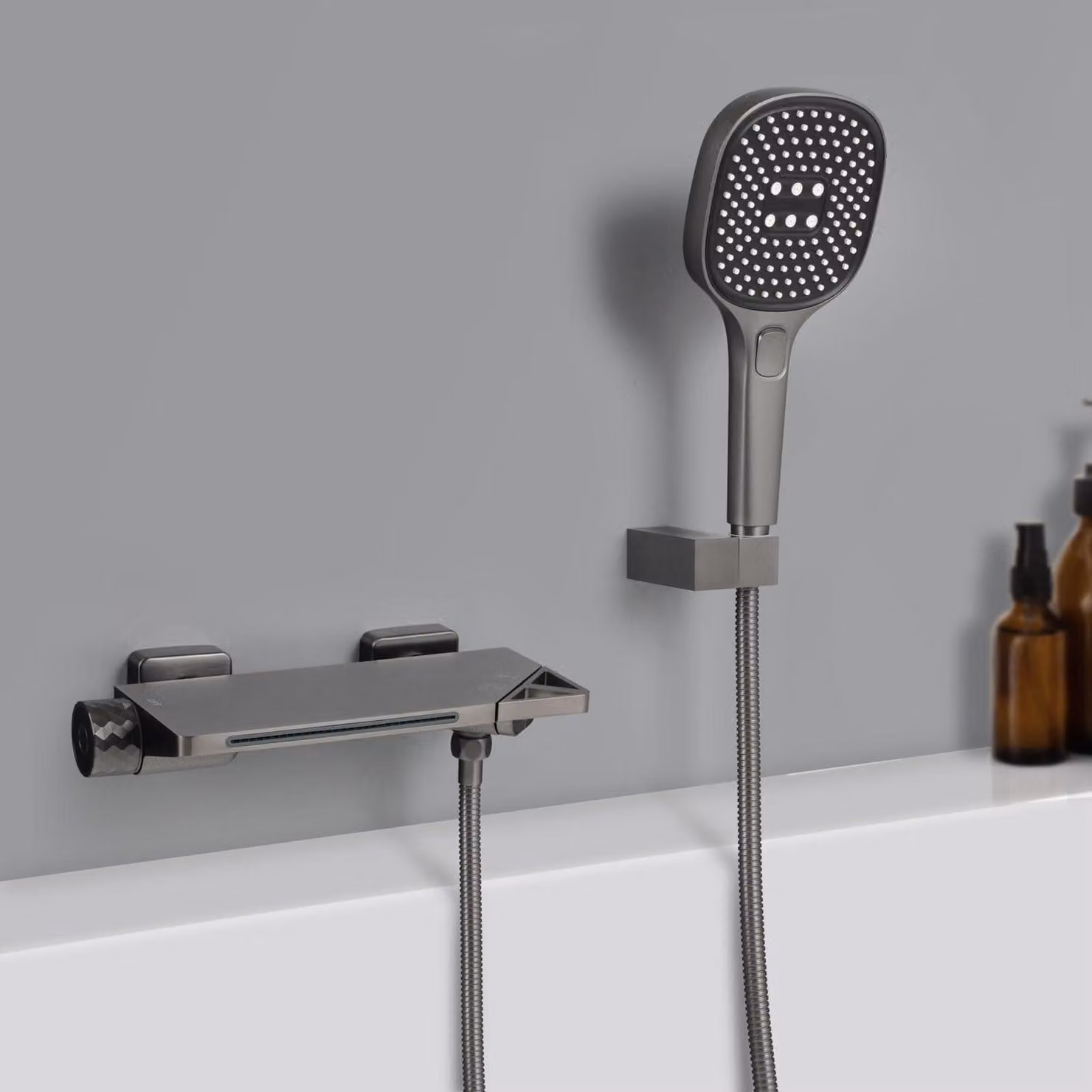 Miscelatore per vasca con effetto cascata, dotato di doccetta manuale, da montare a parete, in ottone, colore grigio