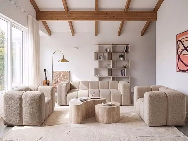 Set da salotto in bouclé beige con divano con braccioli e 2 poltrone - Salotto in stile Japandi moderno
