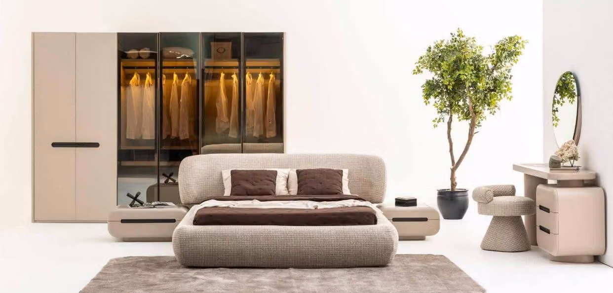 Comodino beige con specchio, cassettiera, tavolo e sgabello